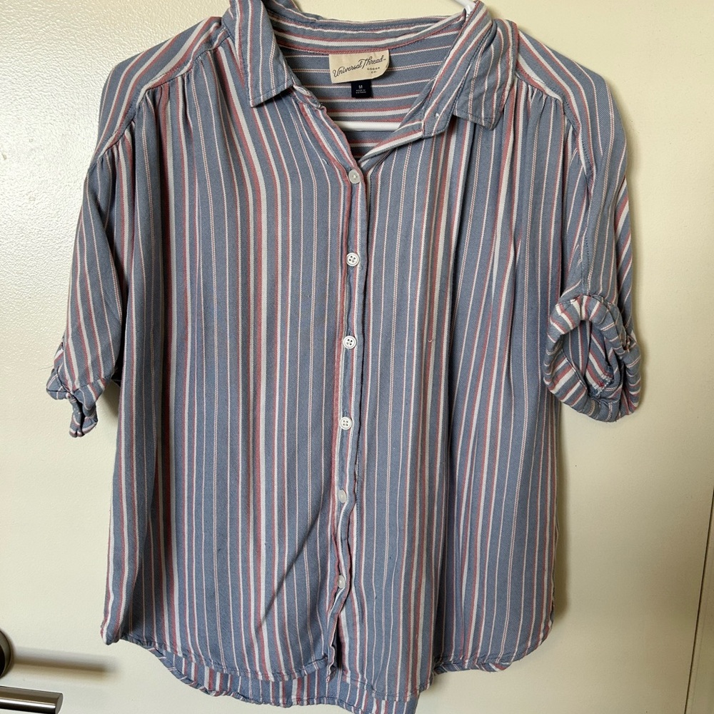 Button up blouse, Medium. Lightly worn but in great condition
